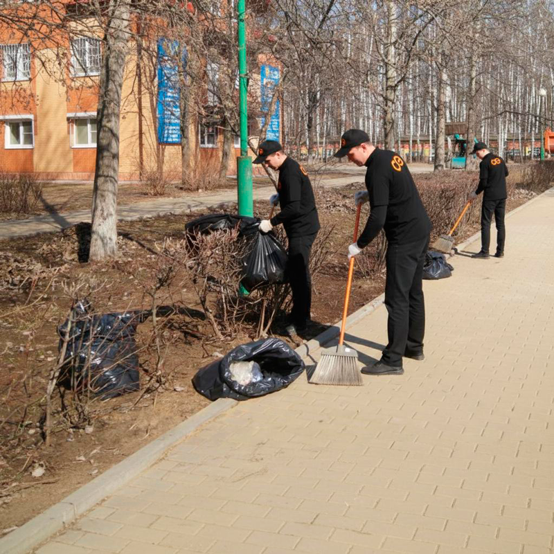Уборка листьев в Малоярославце